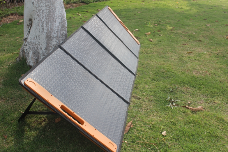 Lynsa Solar charger panels 4 folds side view