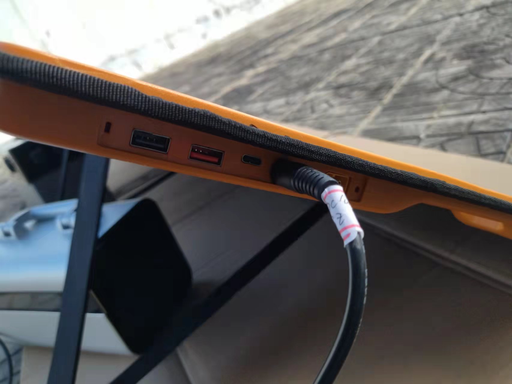 Do NOT expose the outdoor power supplies to the Sun Do NOT expose the outdoor power supplies to the Sun